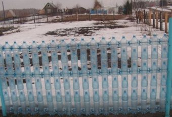 Забор из Пластиковых Бутылок Фото